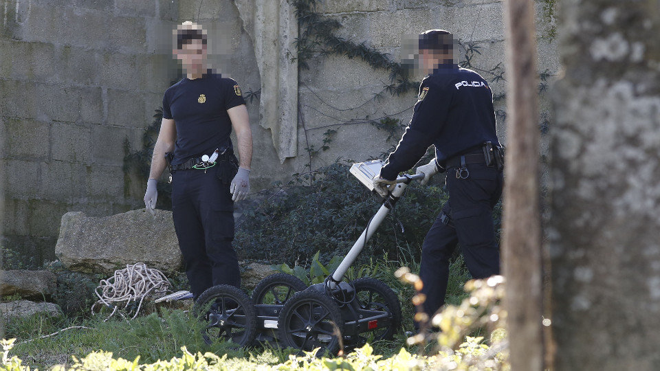 Dos agentes utilizan el georradar. JAVIER CERVERA-MERCADILLO - Caso Sonia Iglesias