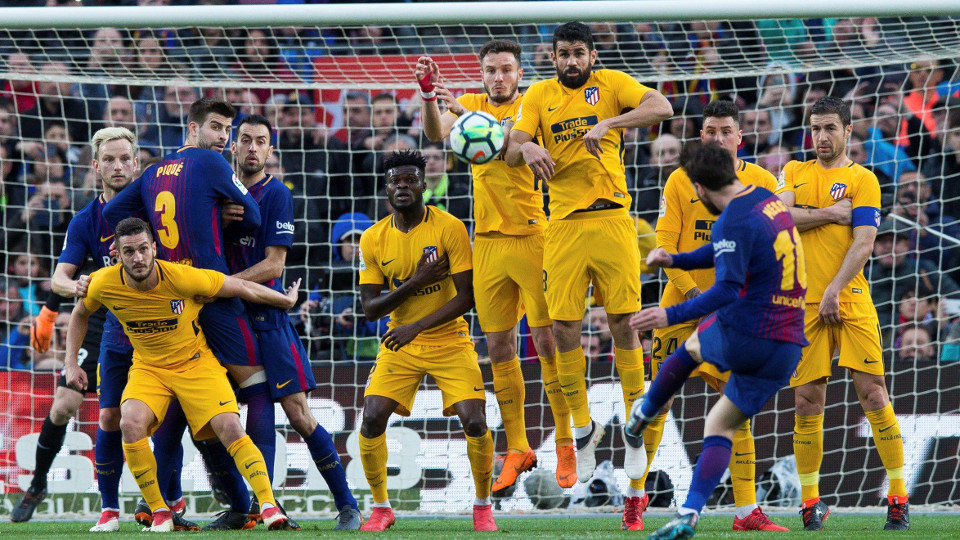 Momento en el que Messi ejecuta la falta. ALEJANDRO GARCÍA (EFE)