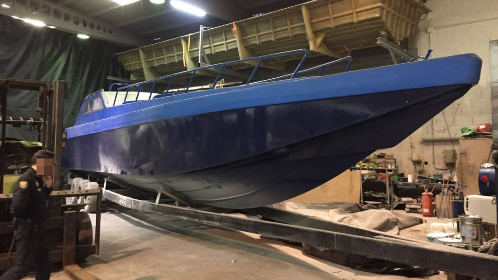 Lancha creada para transportar cocaína, ubicada en los astilleros cambadeses Facho y a la que se pretende dar un nuevo uso. DP