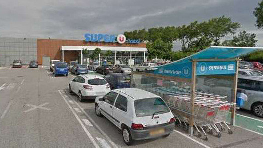 El supermercado que ha sido asaltado por un presunto miembro de Daesh. STREETVIEW