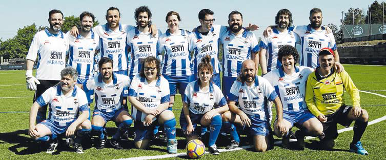 Los integrantes del equipo del Deportivo que disputaron 'O Derbi dos Artistiñas'. AILEEN PHOTO