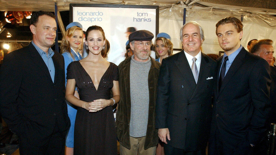 Steven Spielberg (centro) y Leonardo DiCaprio (derecha) junto a otros integrantes de la película 'Atrápame si puedes'. ARCHIVO