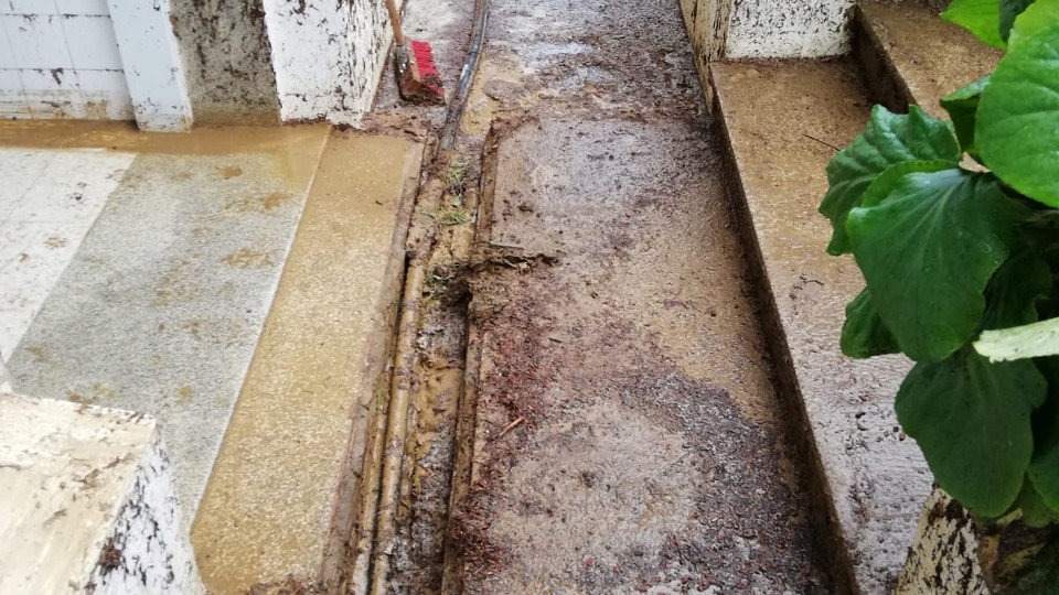 Inundaciones en el centro de saúde de Barro. JOSÉ SANMARTÍN
