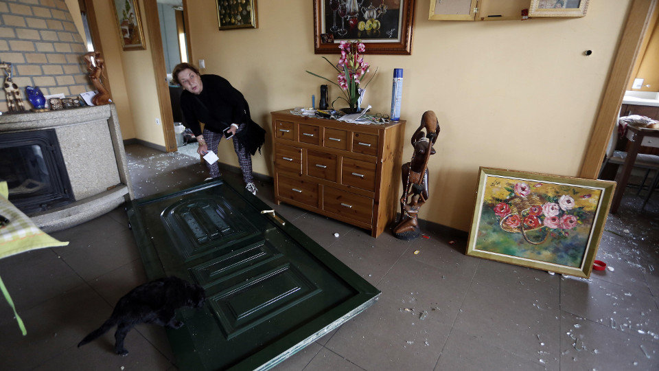 Celia Acuña muestra la puerta de su casa. JAVIER CERVERA-MERCADILLO - Explosión Tui