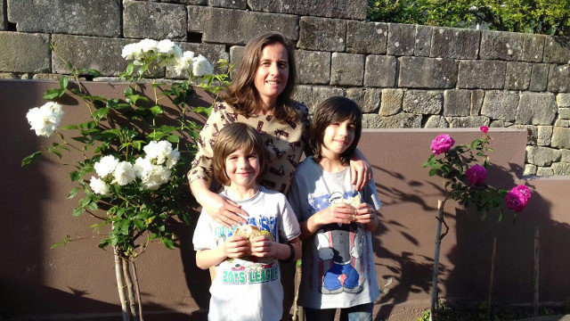 Lidia Gómez y sus hijos, Uxío y Mauro