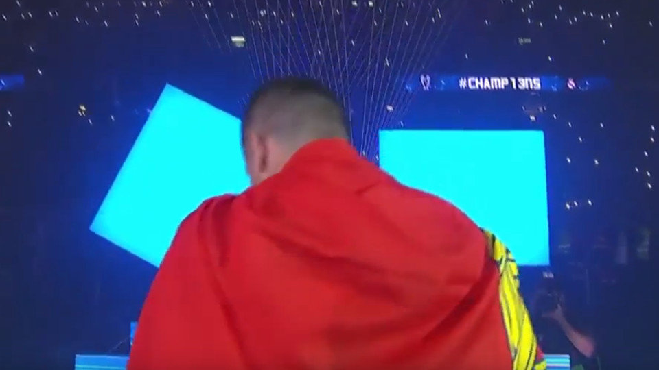 Momento en el que Cristiano, de espaldas a la cámara de Real Madrid TV, besa el escudo