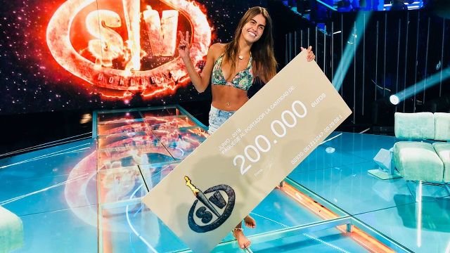 Sofía Suescun, con el cheque que le corresponde como ganadora. T5