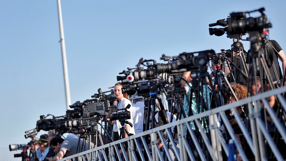 Decenas de periodistas cubren la llegada de los primeros inmigrantes del Aquarius. MANUEL BRUQUE (EFE)