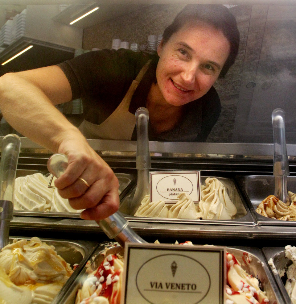 La viguesa Adela Rocha con sus helados en Pontevedra. DAVID FREIRE