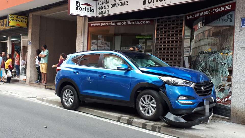 El vehículo acabó impactando contra un comercio. C.N.