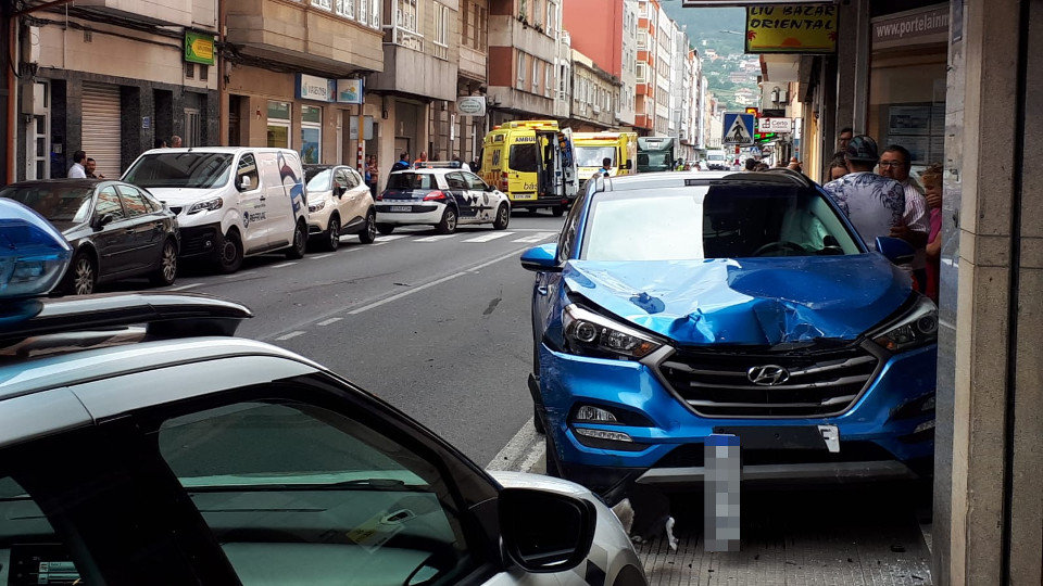 El vehículo acabó impactando contra un comercio. C.N.2