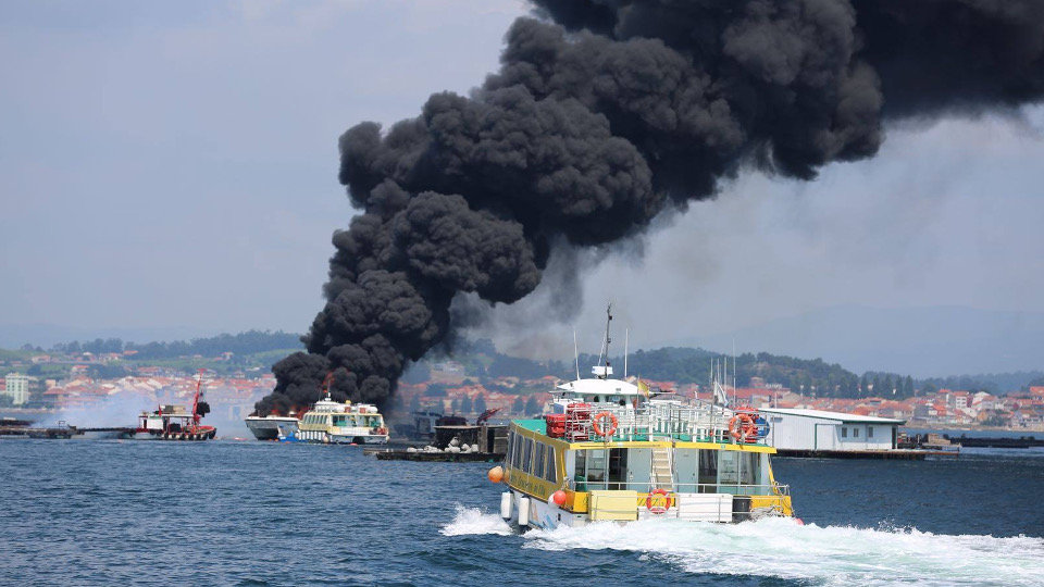 Incendio de un catamarán en O Grove. CEDIDA