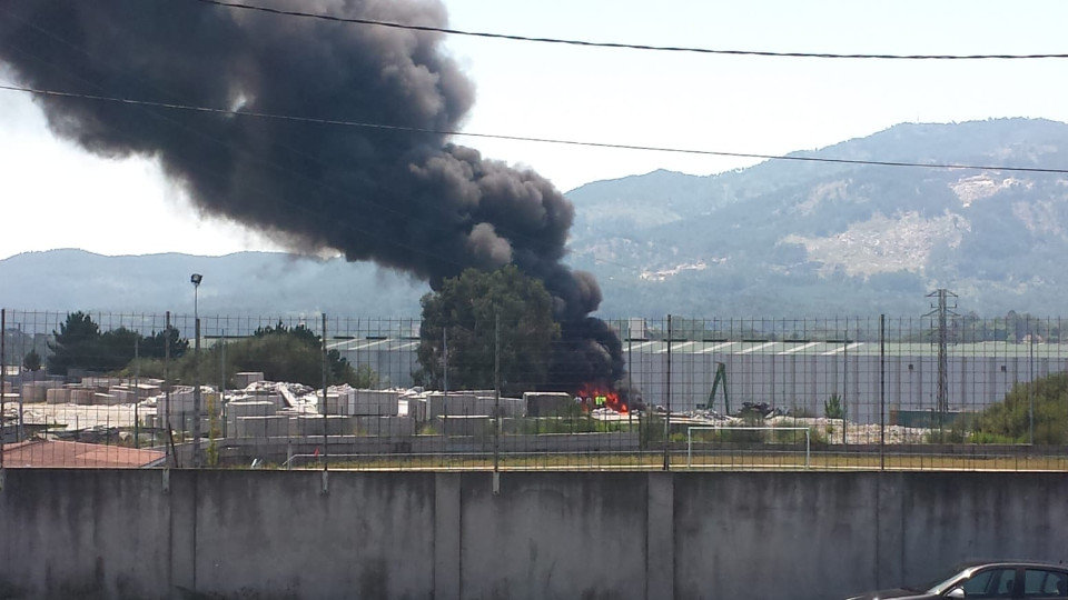 Incendio en Alumisel, no polígono industrial da Granxa. DP