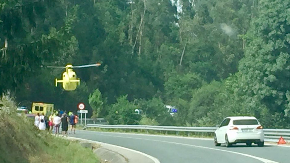 Accidente entre una moto y un coche en Barro. ARTURO REBOREDO
