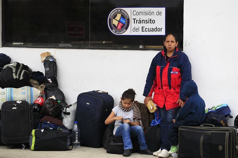 Venezolanos con maletas en la frontera