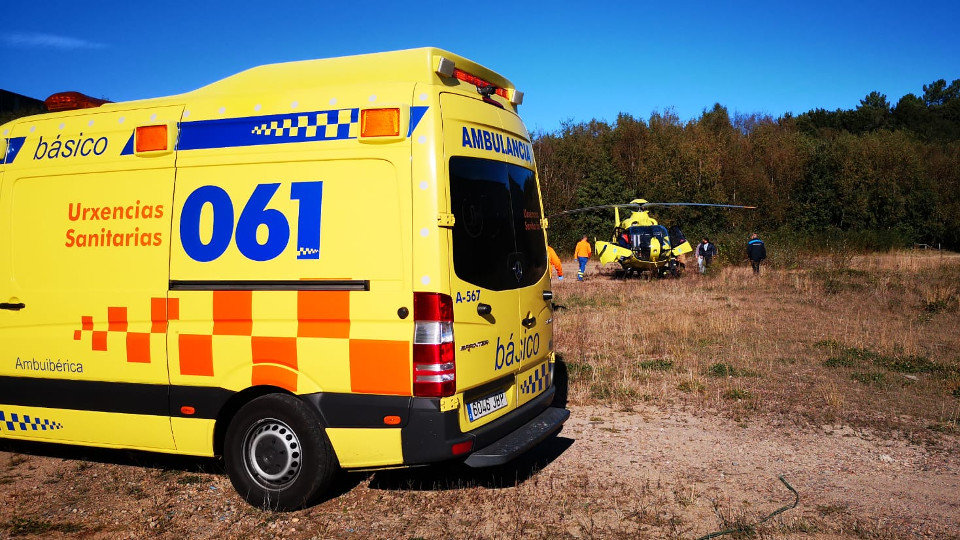 Ambulancia e helicóptero no que foi trasladado o ferido en Metaldeza. BRANCA PAZ