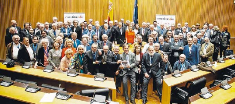 Imagen de la persidenta del Congreso con periodistas veteranos que participan en un libro conmemorativo del 40 aniversario de la Constitución. DP