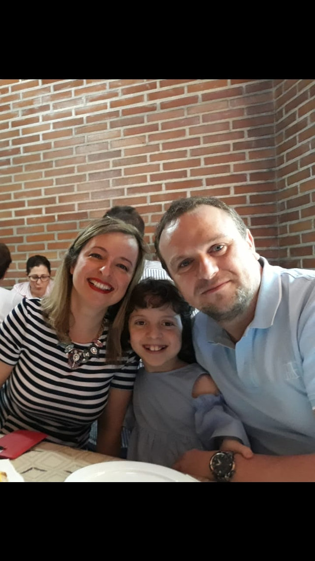 María Codesido con sus padres, Santiago e Isabel