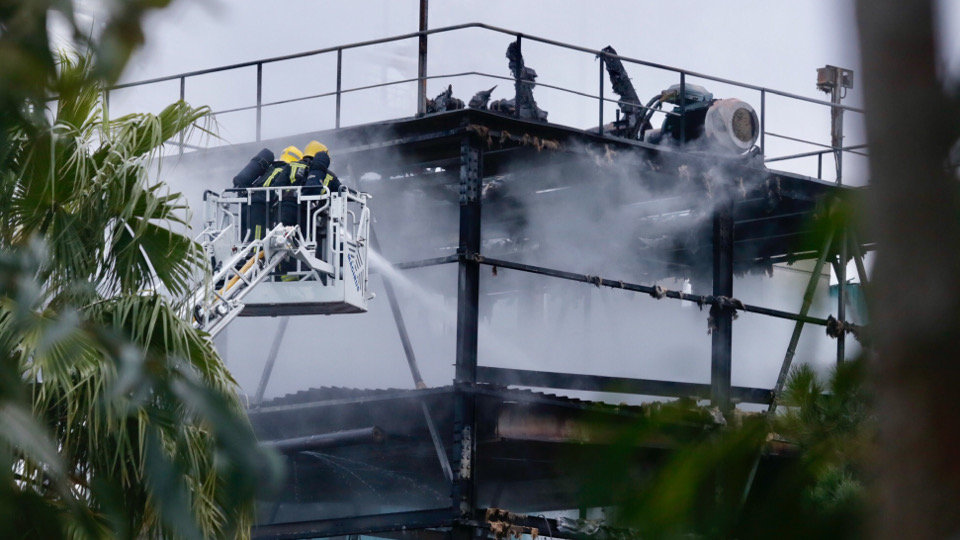 Los bomberos sofocan las llamas originadas en la fábrica de Ence. GONZALO GARCÍA