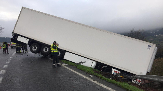 Saída de vía dun camión en Redondela. GARDA CIVIL