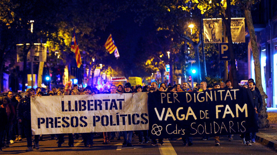 Activistas de los Comités de Defensa de la República (CDR) cortan la Diagonal de Barcelona. ALEJANDRO GARCÍA (EFE)