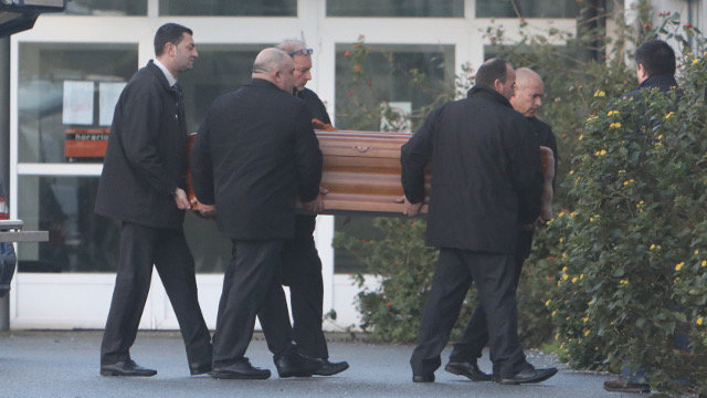 Capilla ardiente de los tres marineros fallecidos en el pabellón de O Pombal en Cambados. JOSÉ LUIZ OUBIÑA