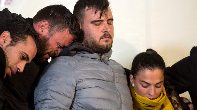 José Roselló e Vicky García, pais de Julen, durante a vixilia desta noite, mentres proseguen co rescate de Julen. DANIEL PÉREZ (EFE)