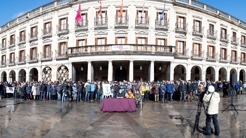 Cientos de personas se concentraron este domingo frente al Ayuntamiento de Vitoria para denunciar la prohibición del último adiós al terrorista Oier Gómez Mielgo. ADRIÁN RUIZ DE HIERRO (EFE)