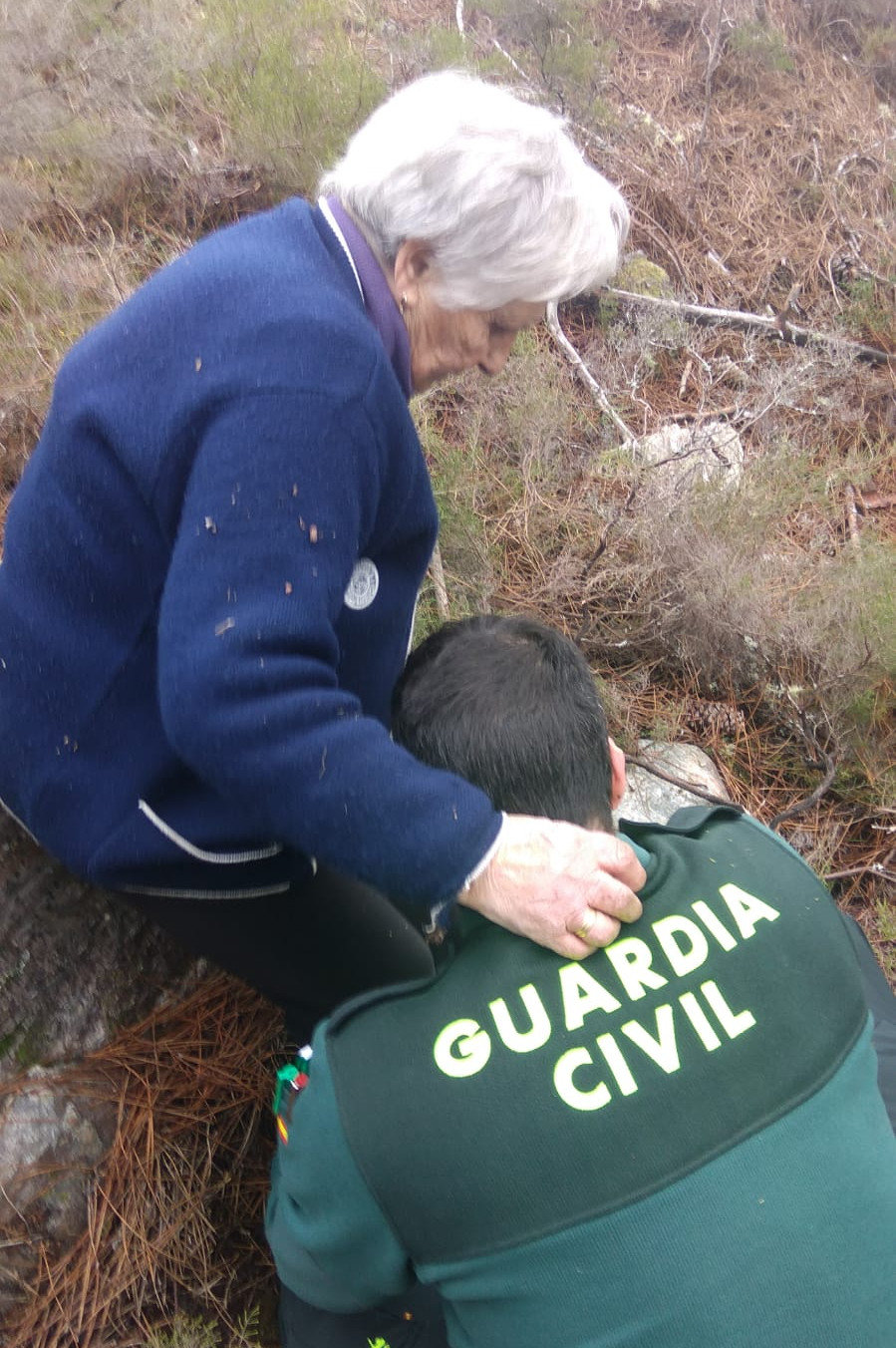 A octoxenaria, xunto a un axente da Garda Civil. TVG