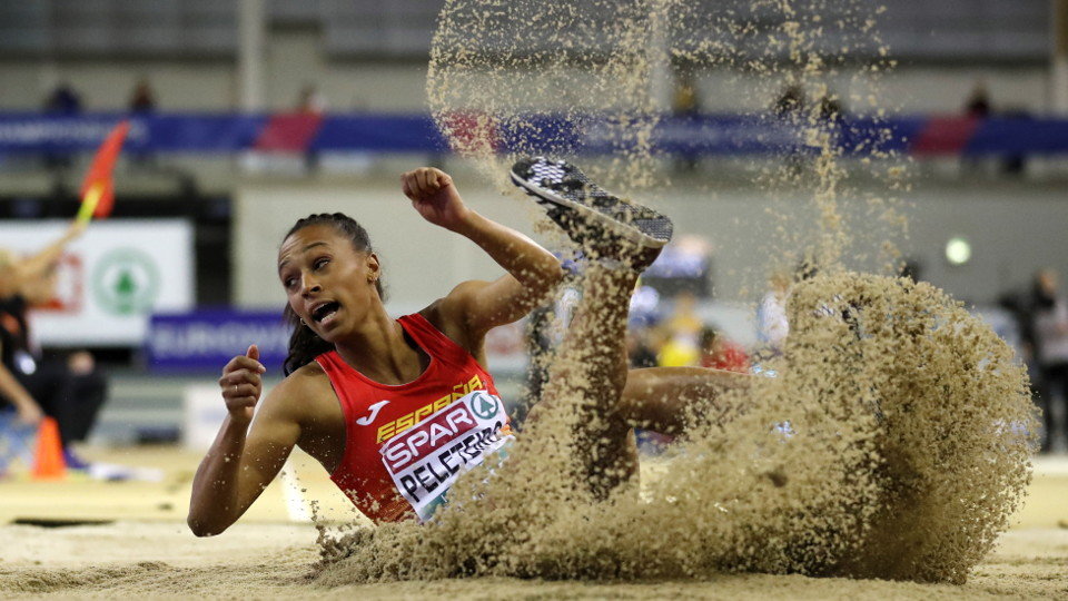 Ana Peleteiro, en pleno salto. VALDRIN XHEMAJ (EFE)