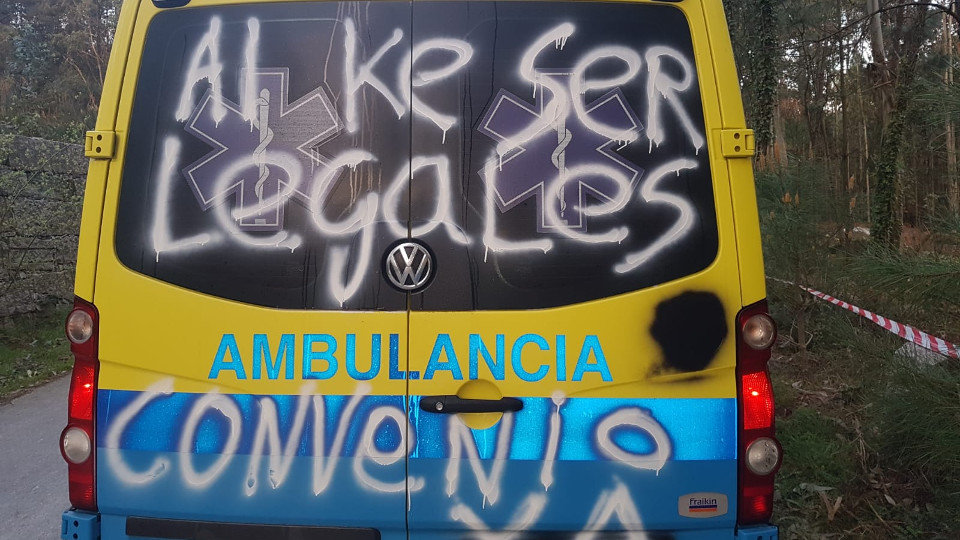 Una de las pintadas realizadas en la ambulancia. DP (2)