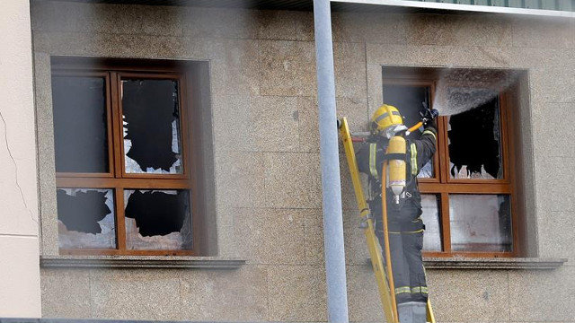 Incendio en una nave en Vilagarcía. LAVANDEIRA JR.