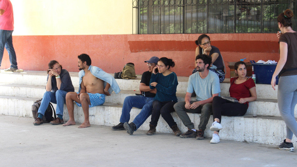 Amigos y allegados de Manuel Tundidor Cabral aguardan la llegada del cuerpo del universitario español desparecido en Ecuador. JUAN SARMIENTO (EFE)