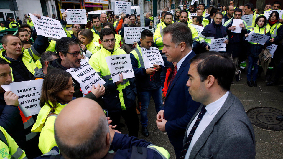 Jacobo Moreira charla cos traballadores de Ence ás portas do Hórreo. PEPE FERRÍN