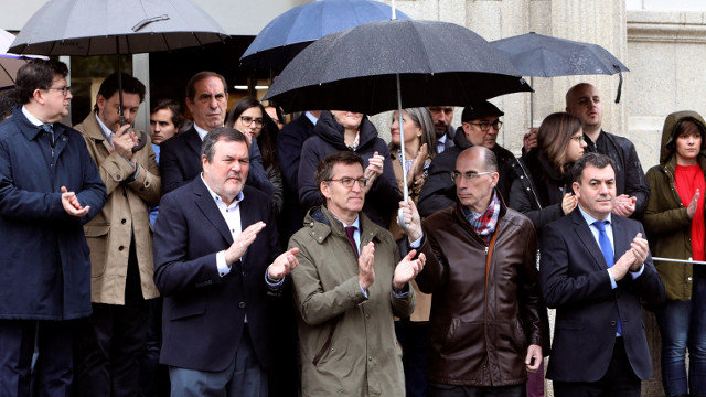 Feijóo, acompañado por membros do seu goberno, durante o minuto de silencio en memoria das vítimas galegas dos atentados en Sri Lanka. XOÁN REI (EFE)