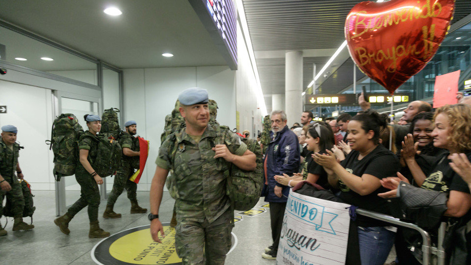 Llegada de los soldados al aeropuerto de Lavacolla. LUIS POLO (AGN)