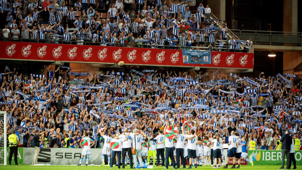 Las jugadoras de la Real Sociedad celebran la victoria ante el Atlético de Madrid. MIGUEL ÁNGEL MOLINA (EFE)