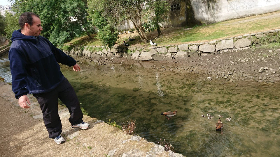 Idriss, tras finalizar el rescate de la familia de gansos. PEDRO DIEGO