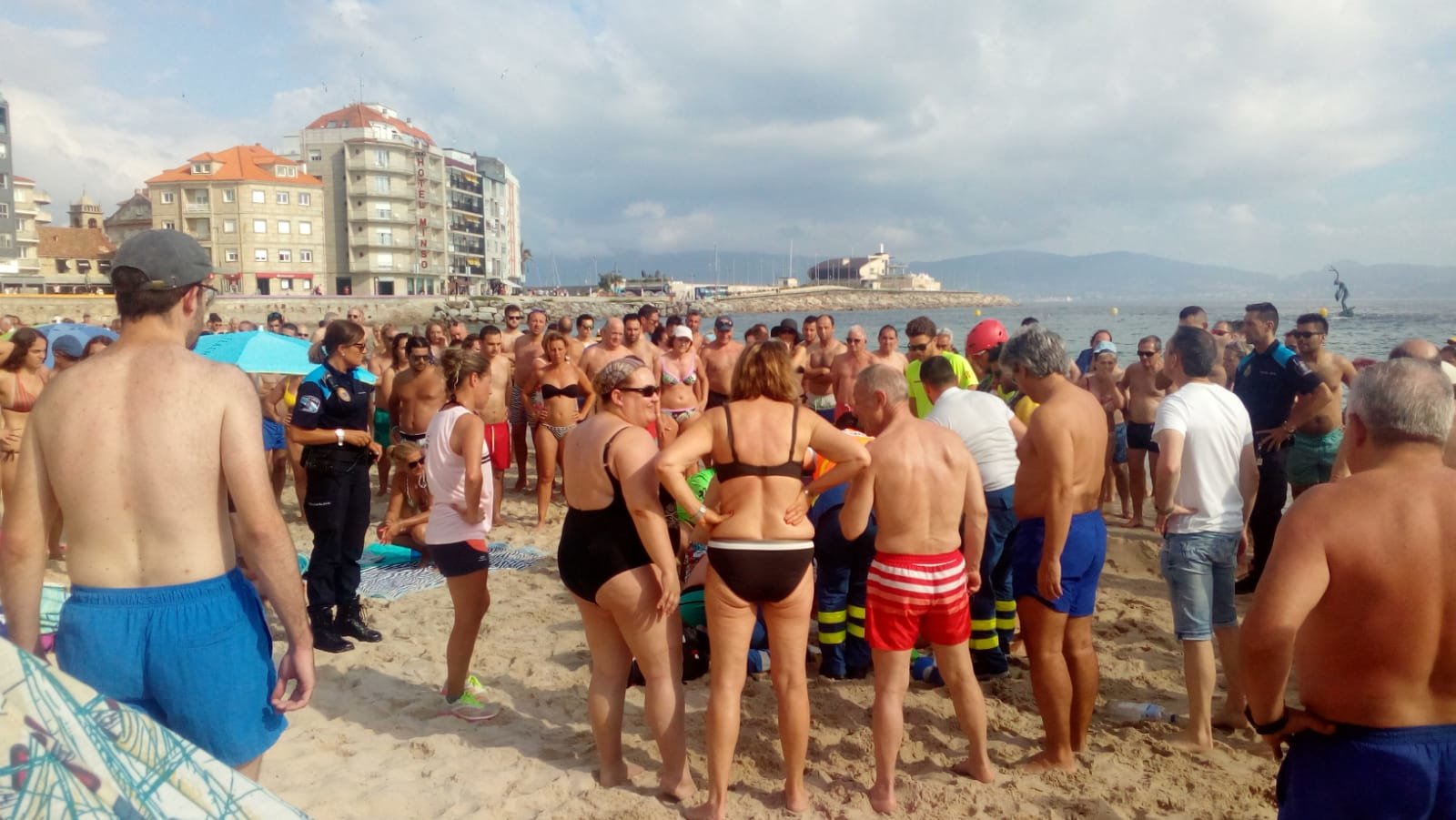 Reaniman a un bañista en Silgar. S.F.