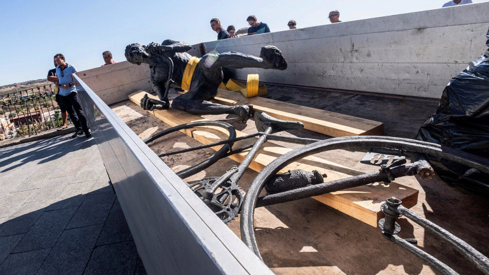 Estado en el que quedó la escultura de Bahamontes. ÁNGELES VISDÓMINE (EFE) (2)