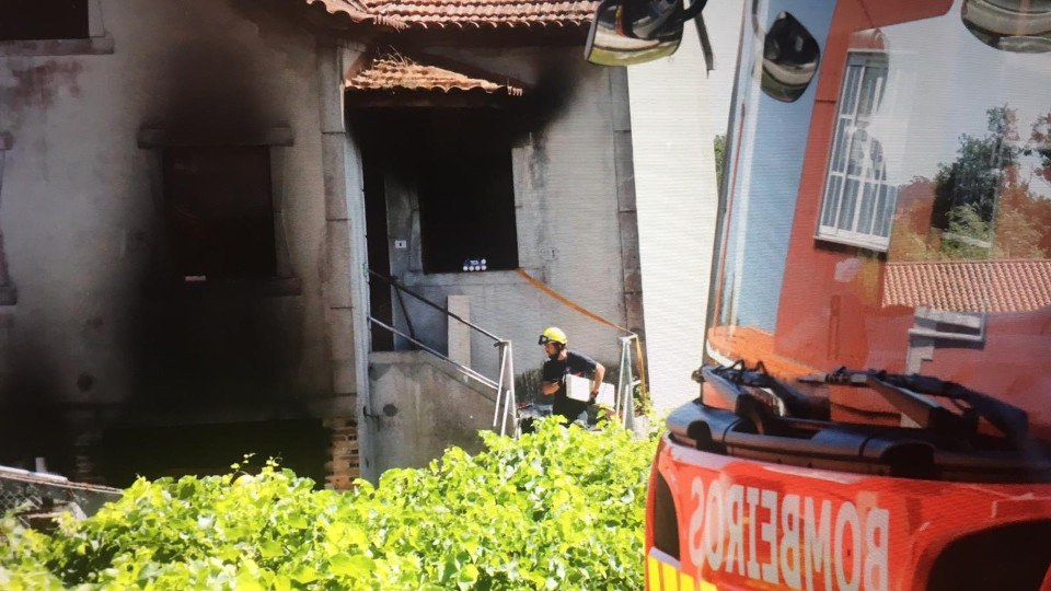 Casa afectada por el fuego en Corvillón. JOSÉ LUIZ OUBIÑA (2)