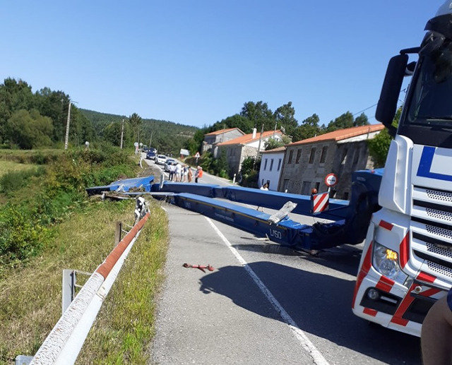 El camión siniestrado en Cerdedo-Cotobade. DP