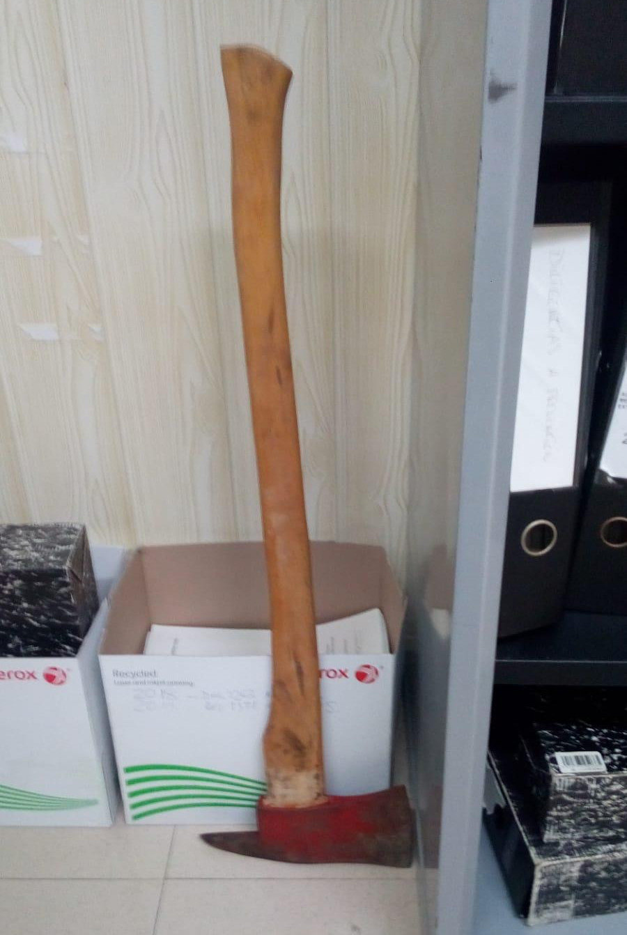 El hacha fue hallada en el maletero del turismo del denunciado. CEDIDA - Interior