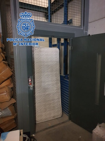 Interior del montacargas donde fue retenida la víctima. POLICÍA NACIONAL - Interior