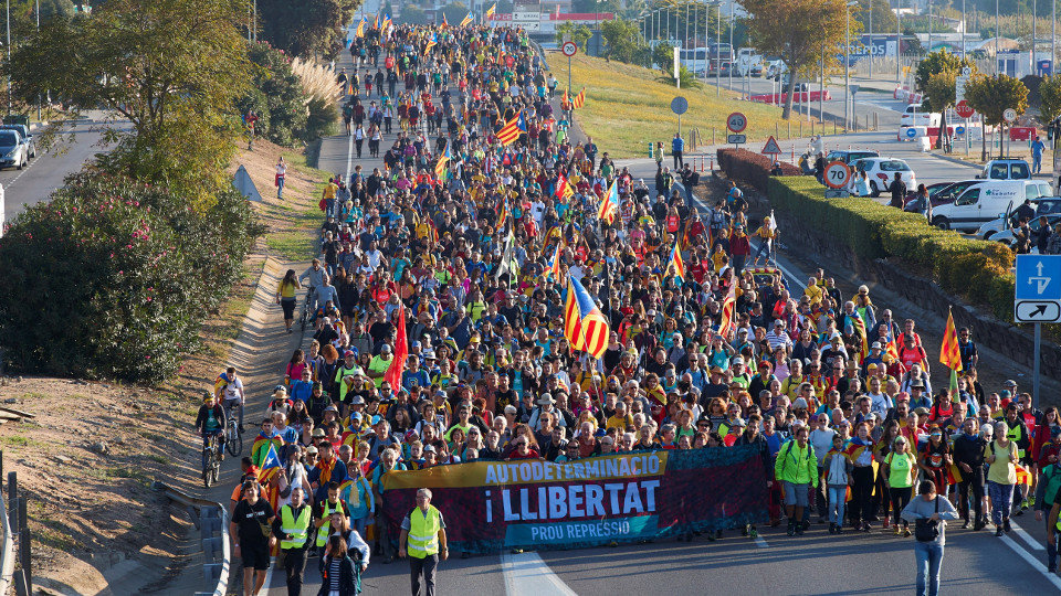 Marcha por la libertad que partió de Girona en dirección a Barcelona. ALEJANDRO GARCÍA (EFE)