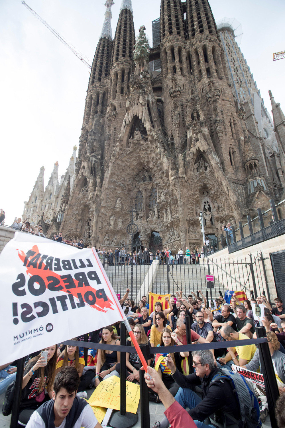 Centenares de personas protagonizan una sentada ante la Sagrada Familia de Barcelona. MARTA PÉREZ (EFE)