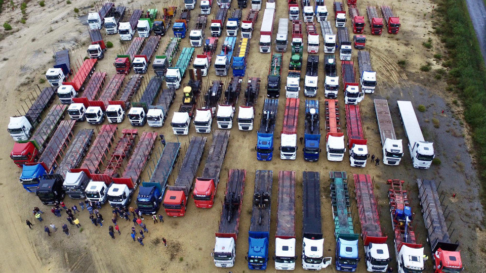 Camiones antes de la salida de la caravana pro Ence. DP