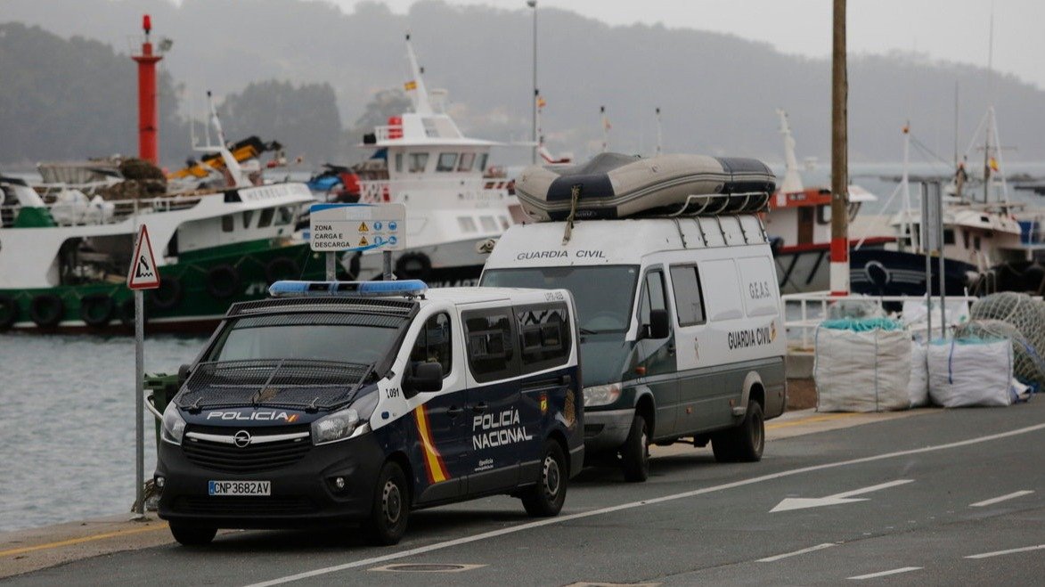 Presencia policial en el puerto de Aldán. GONZALO GARCÍA