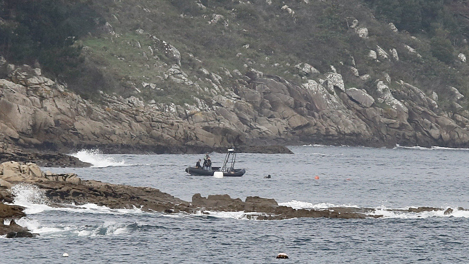 Labores de rescate, este lunes en la costa de Aldán. GONZALO GARCÍA