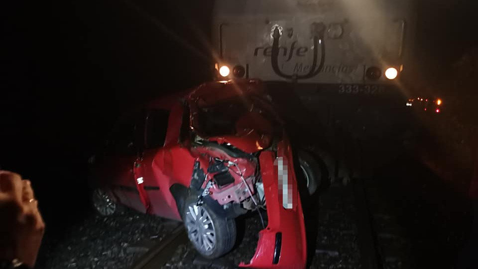 El vehículo arrasado por la locomotora. PROTECCIÓN CIVIL DE BERGONDO